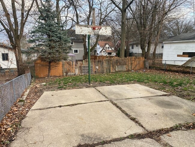 Building Photo - Spacious 5 - Bedroom Home for Lease in Akron