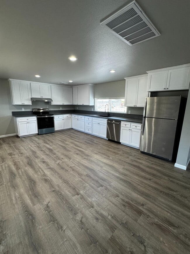 Building Photo - 4832 N Fruit Ave
