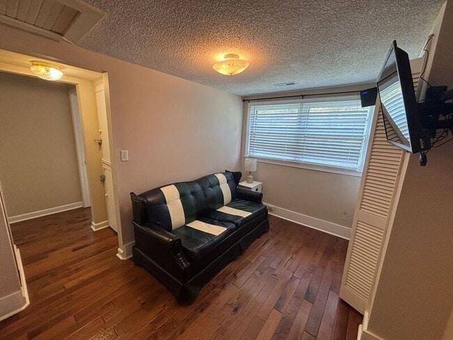 Building Photo - 720 Riverland Dr