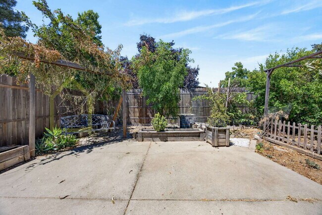 Building Photo - Spacious 4-Bedroom Retreat with 2.5 Baths