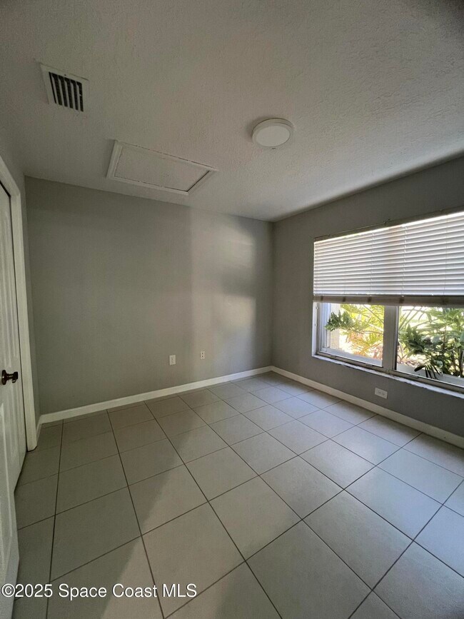 Building Photo - 440 River Grove Ct