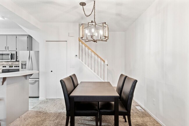 Building Photo - Great 2 bedroom, 1.5 bathroom Townhome in ...