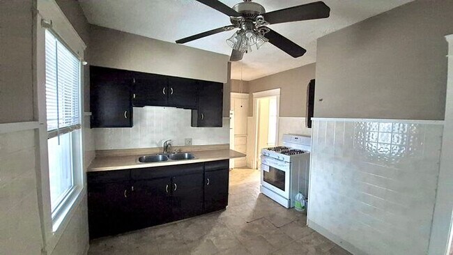 Building Photo - Charming 2 beds 1 baths in Newburg Heights!