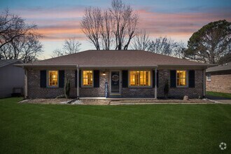 Building Photo - Ranch Style Home--Large Backyard!