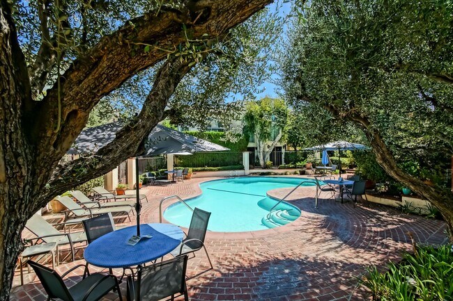 Building Photo - BRIGHT & AIRY, REAR-UNIT TOWNHOUSE W/ SPACIOUS PATIO, BALCONY & HUGE 2-CAR GARAGE IN GATED COMMUN...