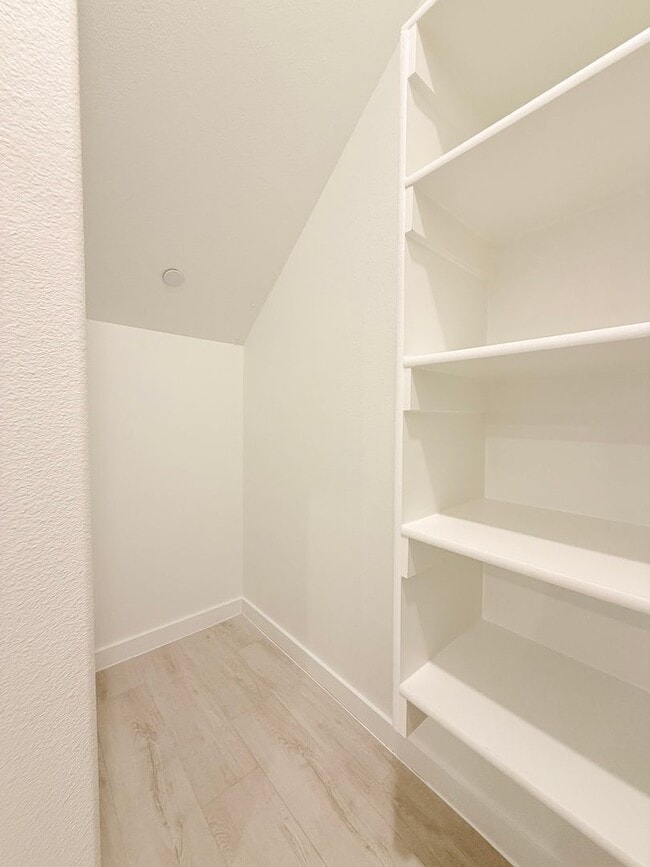 Building Photo - AVAILABLE NOW -Stunning 3-Bedroom Townhome Overlooking Greenbelt in Plano ISD 600 Collier Drive