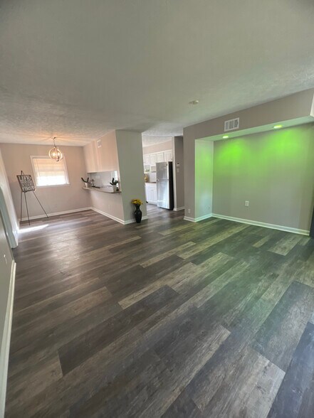 Building Photo - 2220 Mahan Dr
