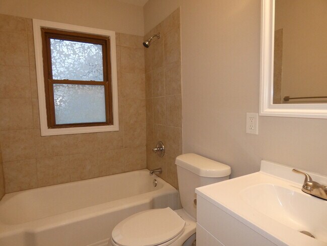 Building Photo - Beautiful Updated Home in North Kansas City School District!