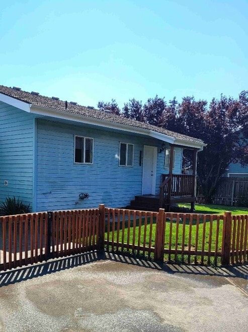 Building Photo - 1926 SW Reindeer Ave