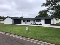 Building Photo - Beautifully Updated 2-Bedroom Duplex with ...