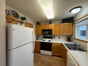 Building Photo - 2 Bed Apple Valley Townhome Available NOW!