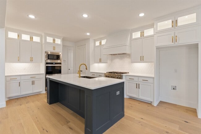 Building Photo - 2380 Rainforest Dr