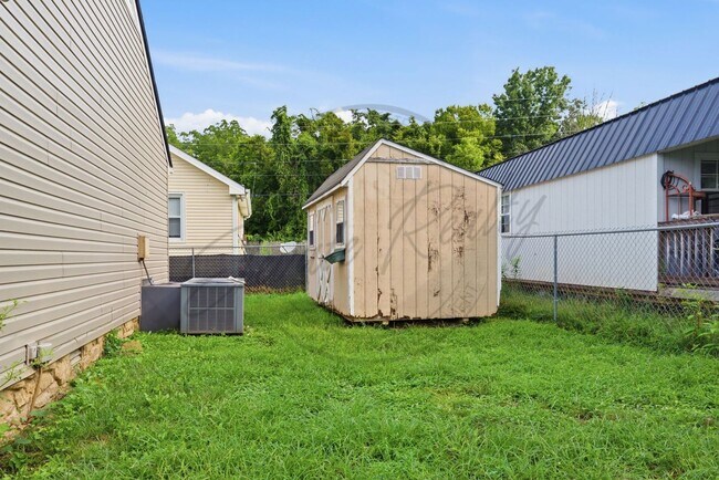 Building Photo - 722 Heritage Square Dr