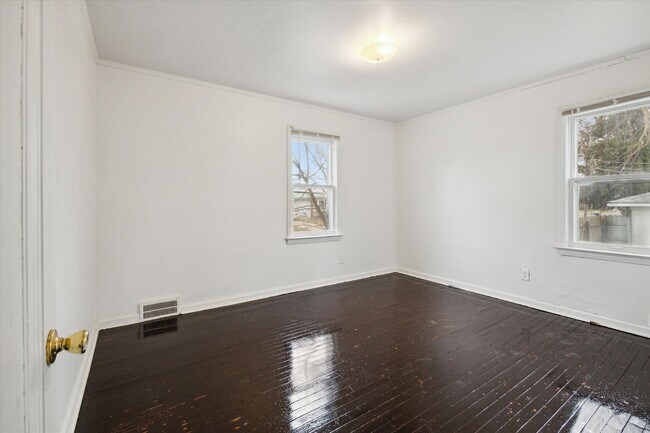 Building Photo - 22107/22109/22111 15 Mile Rd - T - Dubai 2...