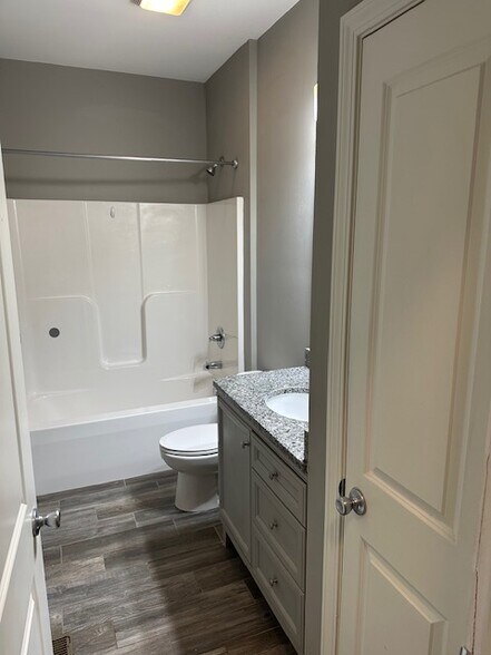 Building Photo - 723 Murphy St