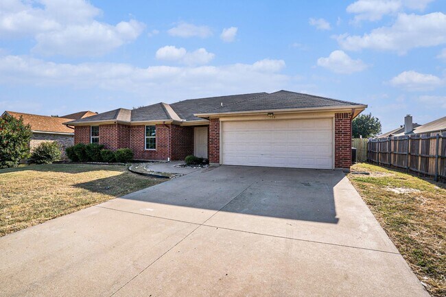 Building Photo - Welcome to this charming 3-bedroom, 2-bath...