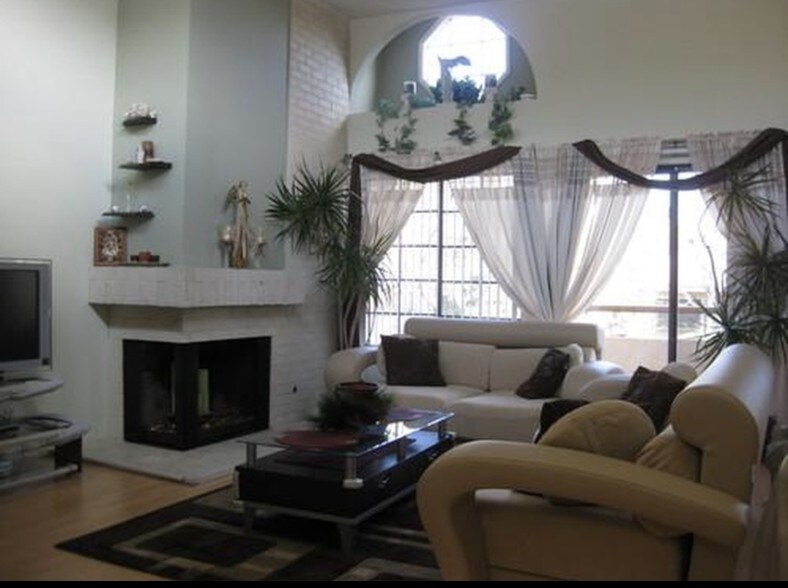 Building Photo - 441 E San Jose Ave