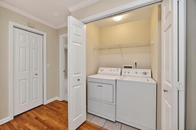Building Photo - 907 11th Ave N