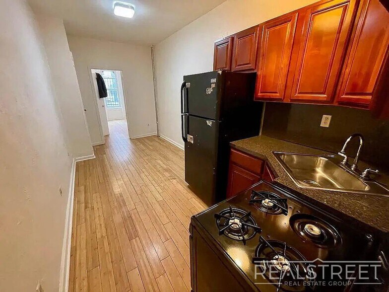 Building Photo - Spacious 3BR Apartment with Backyard Access in Prime Bushwick