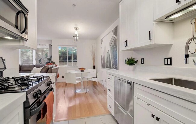 Building Photo - 1021 San Luis Cir
