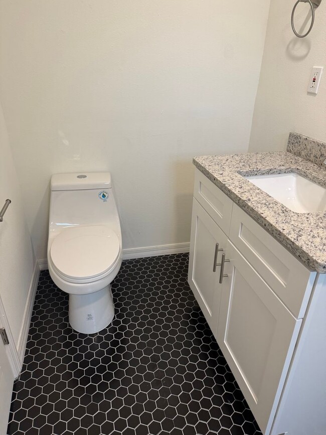 Building Photo - 122 E Hibiscus Dr