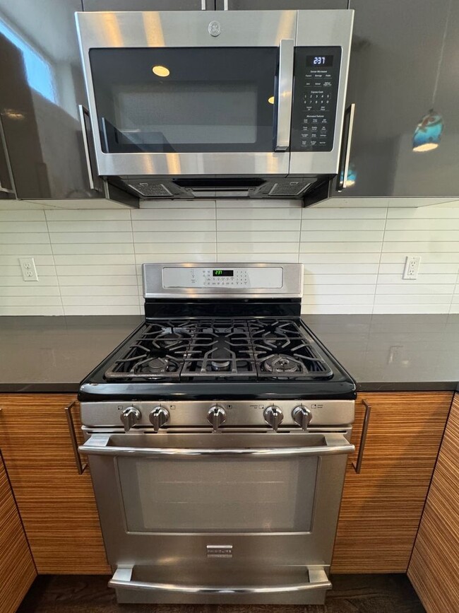 Building Photo - Modern 2 bed 2 bath townhome in Eastlake with panoramic view of Lake Union
