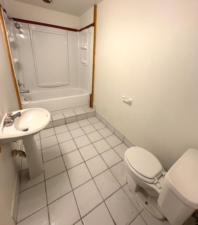 Building Photo - 3 Bedroom / 2 Bath Home in Kearns!
