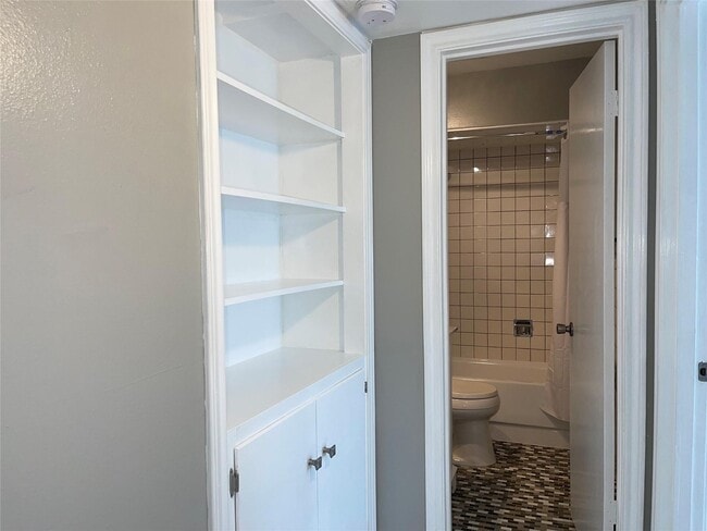 Building Photo - 2601 Bellefontaine St