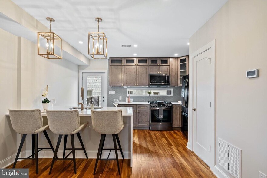 Building Photo - 331 W St NE