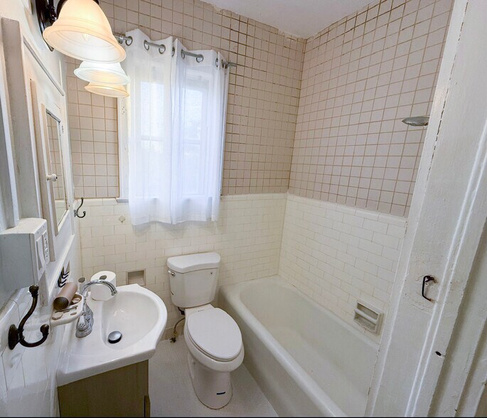 HUGE TUB/ SHOWER - 506 Silver Beach Ave