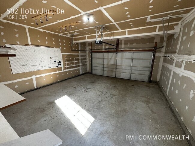 Building Photo - 502 Holly Hill Dr