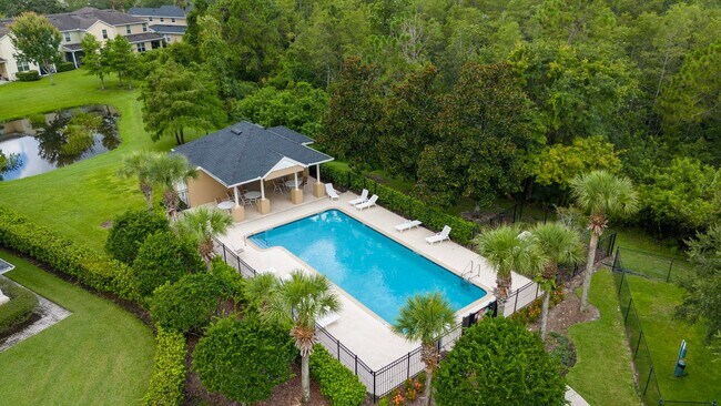 Building Photo - Town House 3 Bedroom and /2.5 Bathrooms. At Lee Vista area gated Community.