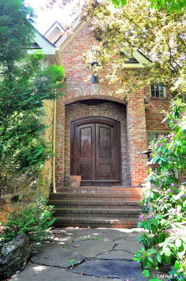 Building Photo - 22 Thronebrook Rd