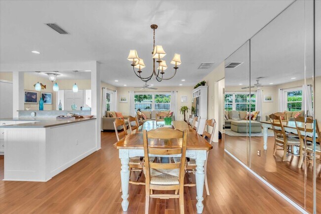 Building Photo - 2732 Valencia Dr