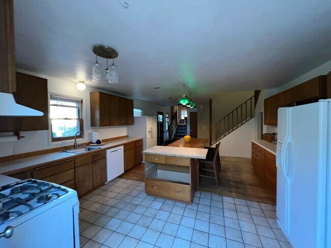 Building Photo - SHORT TERM RENTAL: Spacious 5+ Bedroom Home on the Hill! Available Now-July 24th 2026.