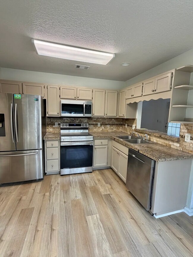 Building Photo - Spacious 5-bedroom, 3-bath home!