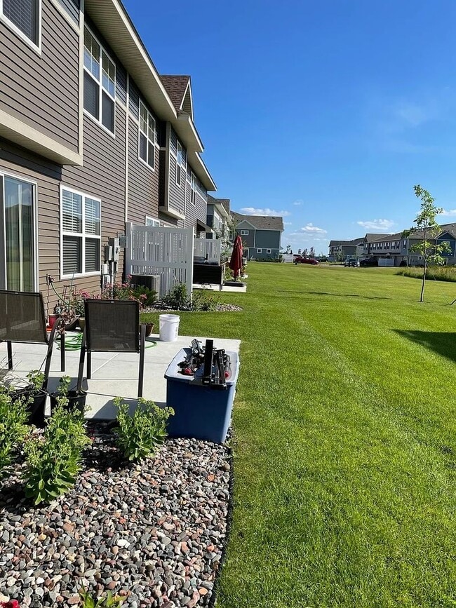 Building Photo - Awesome woodbury townhouse available!