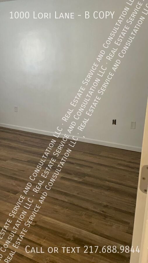 Building Photo - 1000 Lori Ln