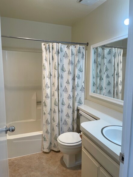 Second full bath - 16622 Jib Cir