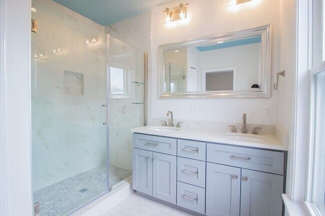 Building Photo - 792 Saratoga St