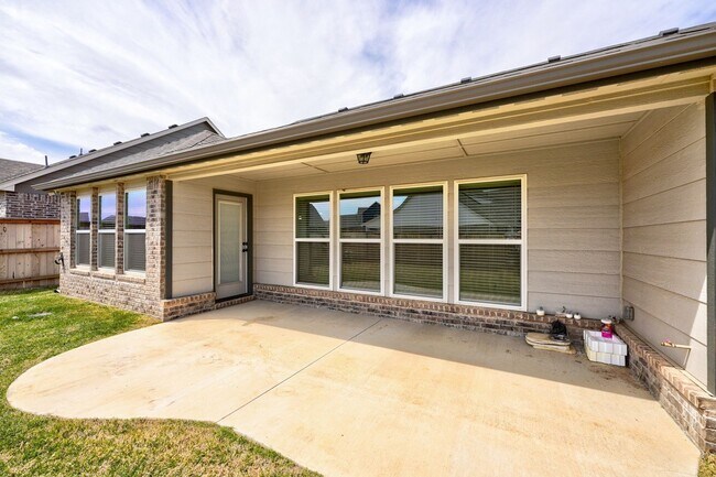 Building Photo - Beautiful Fully Furnished Home in Broken Arrow!