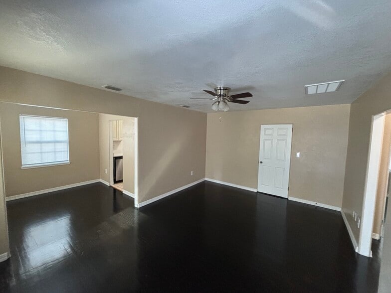 Building Photo - 1313 Golfview St