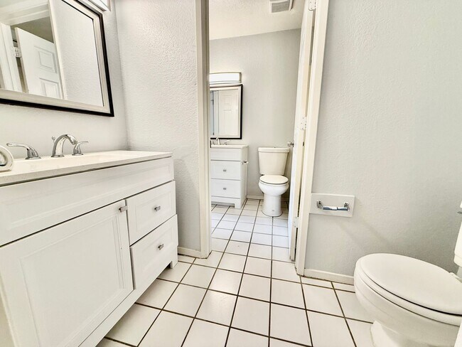 Building Photo - great condo in roseville available now