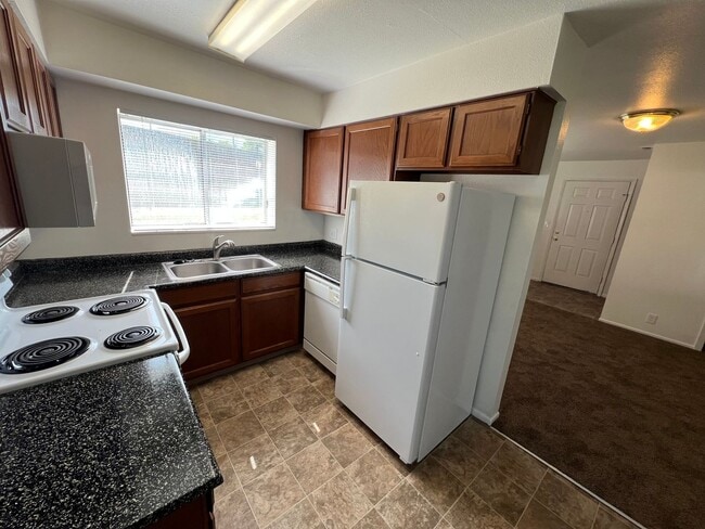 Building Photo - 2 Bed 2 Bath newly remodeled downstairs Unit