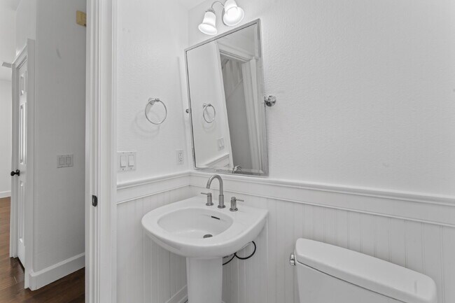 Building Photo - "Charming 3-Bedroom Haven with 2.5 Baths in Santa Clarita – Spacious 1694 Sq Ft Home Awaits!"