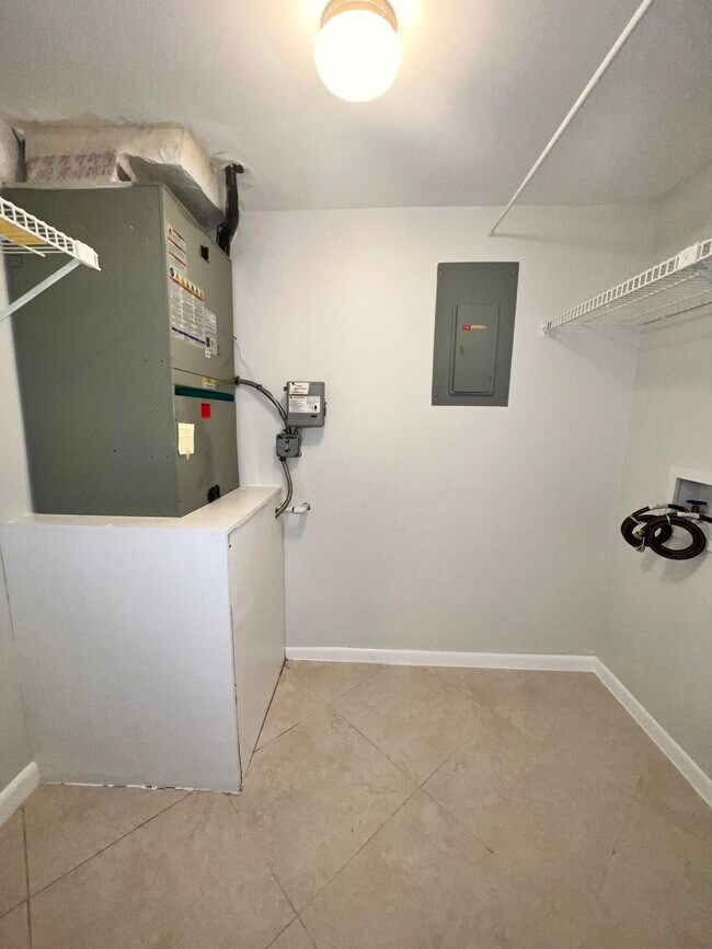 Building Photo - 231 Pine HOV Cir