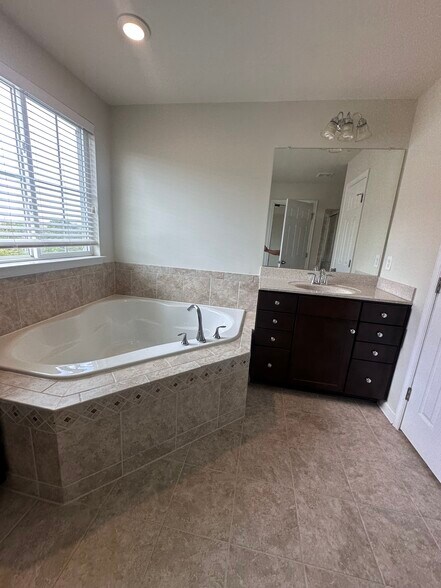 Building Photo - 25241 Orchard View Ter