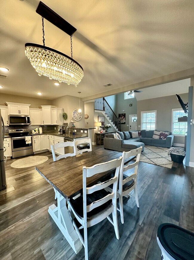 Building Photo - Pet Friendly Three Bedroom with Bonus!