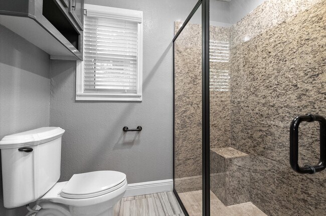 Building Photo - 1320 Woodvine Dr