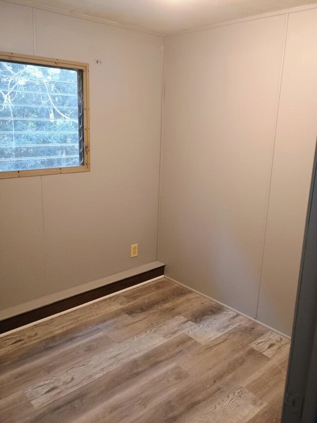Building Photo - 2 bedroom 1 bathroom with HUGE bonus room